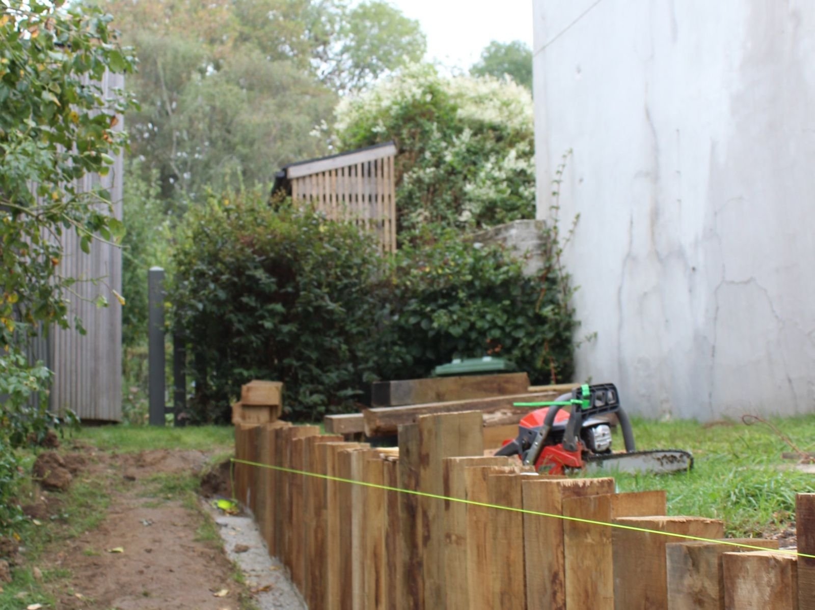 Aménagement d'un jardin : terrasse, allée et massifs